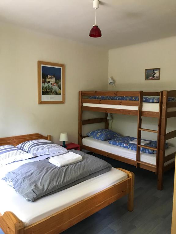 une chambre avec deux lits superposés et une lampe dans l'établissement Au calme près de la forêt à 2 kms des plages, à Capbreton