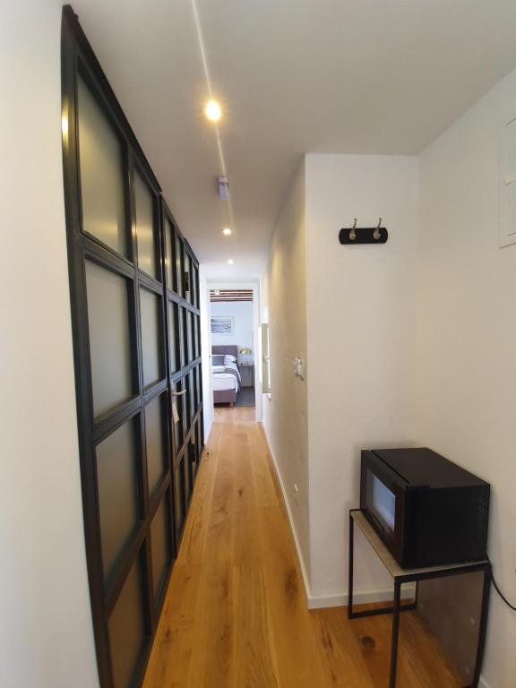 Una televisión o centro de entretenimiento en THE SUITES at central Split