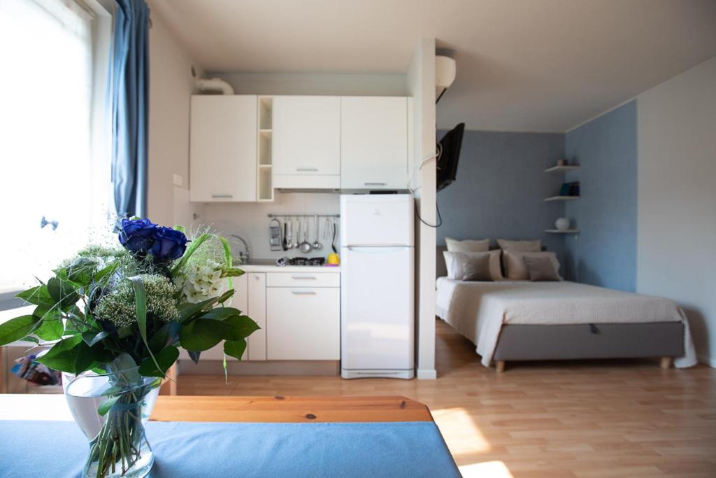 um quarto com uma cozinha e uma sala de estar em LULLABY HOUSE LAZISE em Lazise