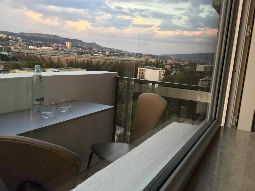 un balcone con vista sulla città di Welcome генацвале))) a Tbilisi City