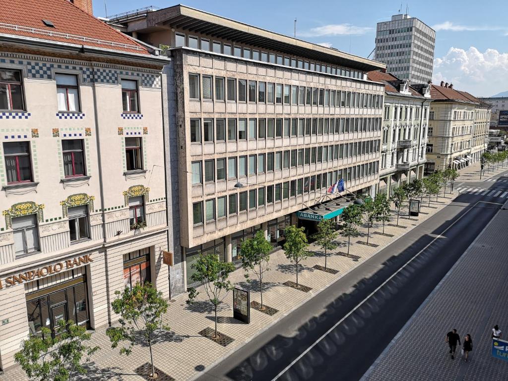 une rue vide dans une ville avec des bâtiments dans l'établissement Ethno Apartments, à Ljubljana