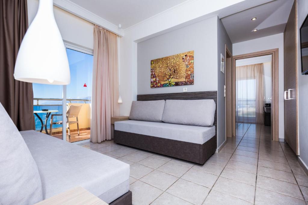 Posteľ alebo postele v izbe v ubytovaní Sunny Bay Hotel
