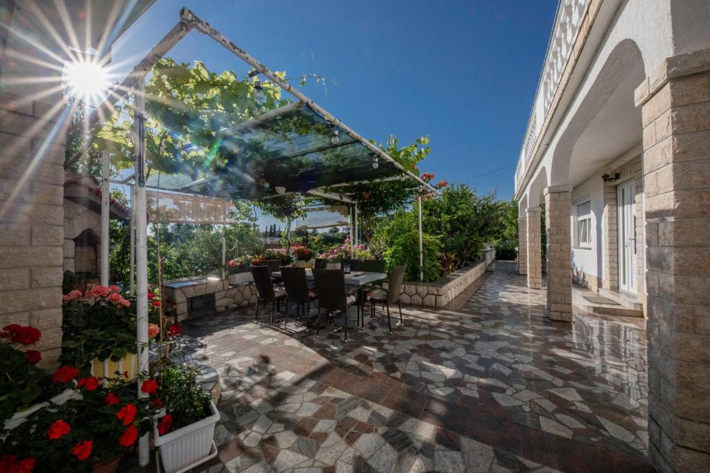 Vonkajšia záhrada v ubytovaní Apartmani Rab