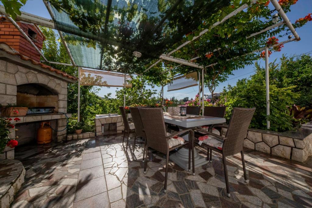 Balkón alebo terasa v ubytovaní Apartmani Rab
