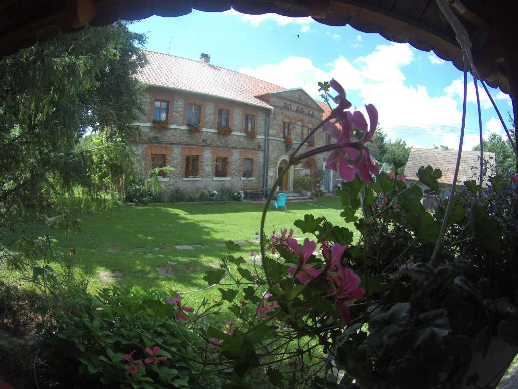 widok na dom z ogrodu w obiekcie POLANA w mieście Leśna
