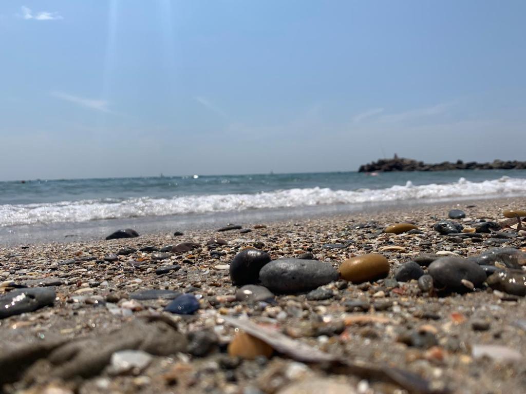 eine Gruppe Felsen an einem Strand in der Nähe des Ozeans in der Unterkunft Maison de plage in Frontignan