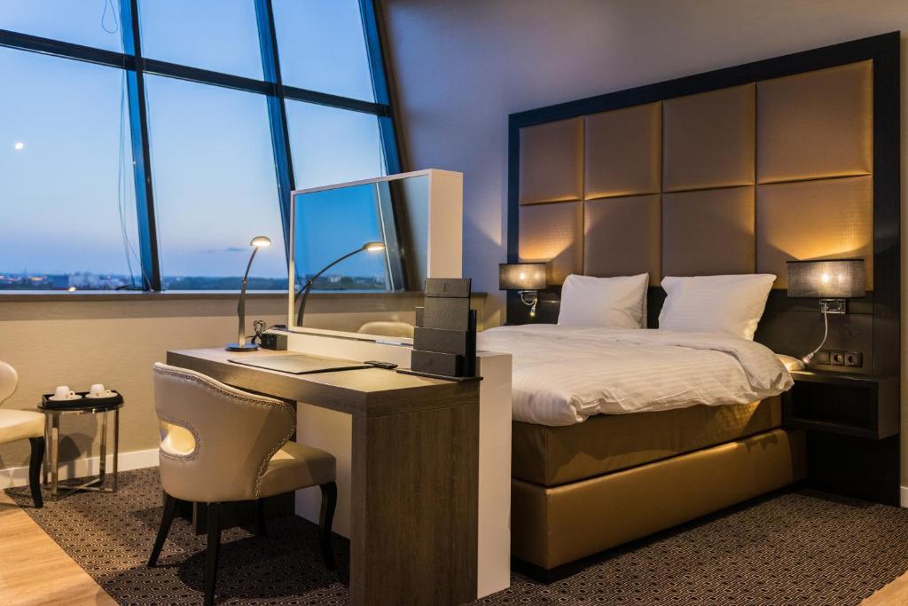 Postel nebo postele na pokoji v ubytování Riva hotel Den Haag - Delft