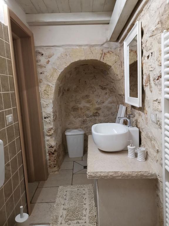 Łazienka w obiekcie Trullo Madia e Dimora Giorgio
