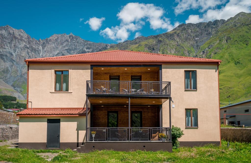Nespecifikovaný výhled na hory nebo výhled na hory při pohledu z hotelu