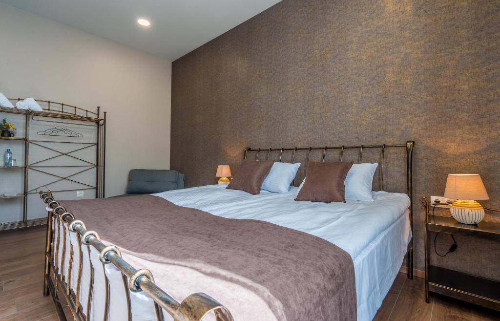 Postel nebo postele na pokoji v ubytování Travel Inn Kazbegi