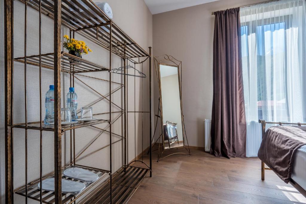 Postel nebo postele na pokoji v ubytování Travel Inn Kazbegi