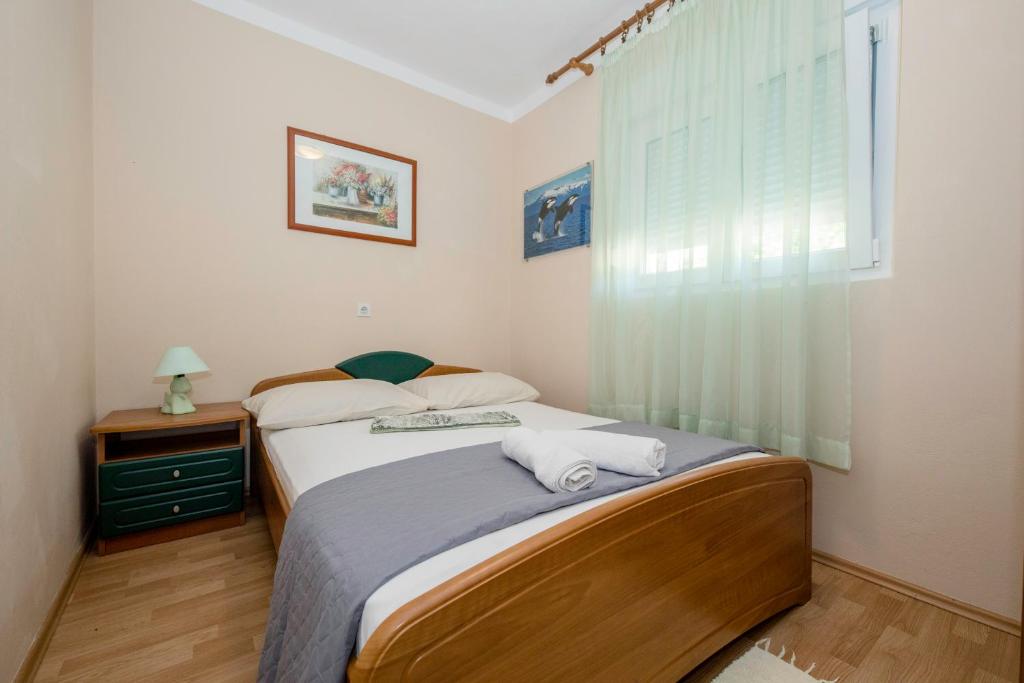 Posteľ alebo postele v izbe v ubytovaní Apartmani Rab