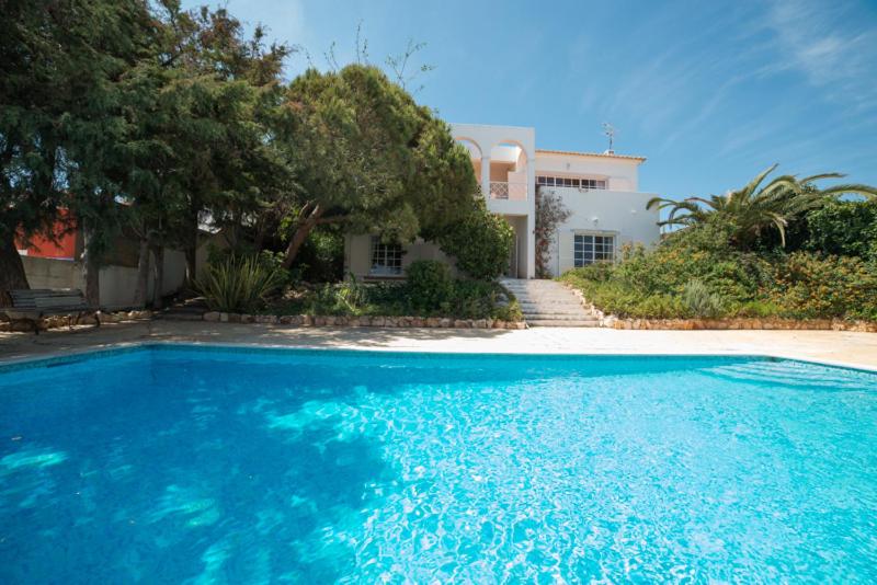 una gran piscina azul frente a una casa en York House en Lagos