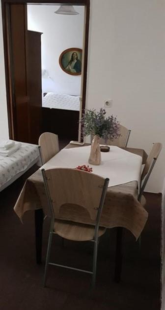 Postel nebo postele na pokoji v ubytování Apartmani Kokić