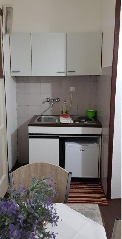 Kuchyň nebo kuchyňský kout v ubytování Apartmani Kokić