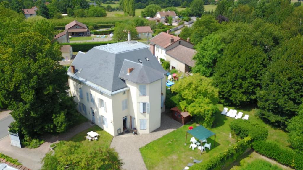 eine Luftansicht eines großen weißen Hauses in der Unterkunft Chambres et Tables d'Hotes Les Breuils in Mariol