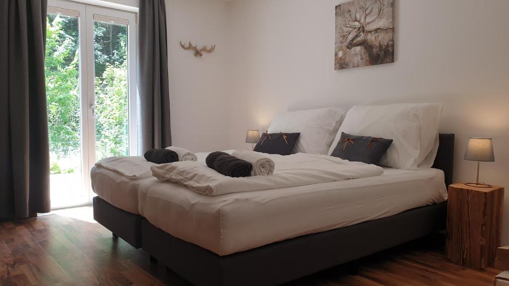 A bed or beds in a room at Alpen Appartements Viehhofen near Saalbach & Zell am See - incl Sommercard