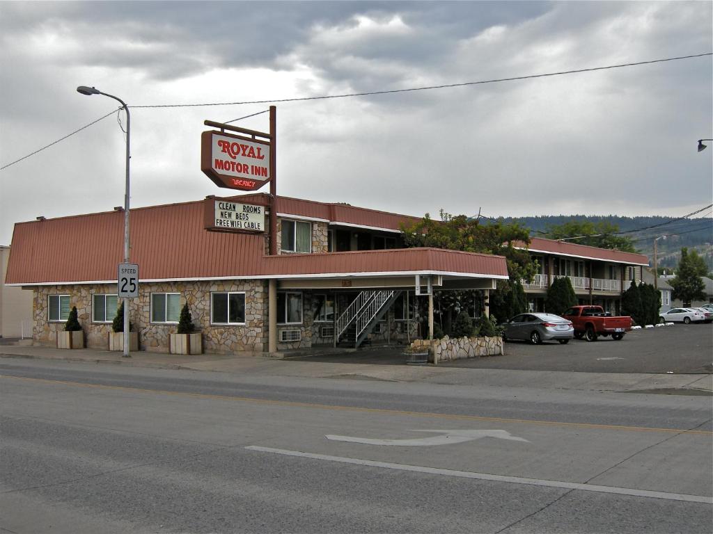a building with a sign for a motel at Royal Motor Inn in La Grande