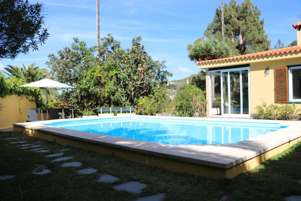 basen w ogrodzie obok domu w obiekcie LAS HORTENSIAS WITH PRIVATE POOL w mieście Santa Brígida