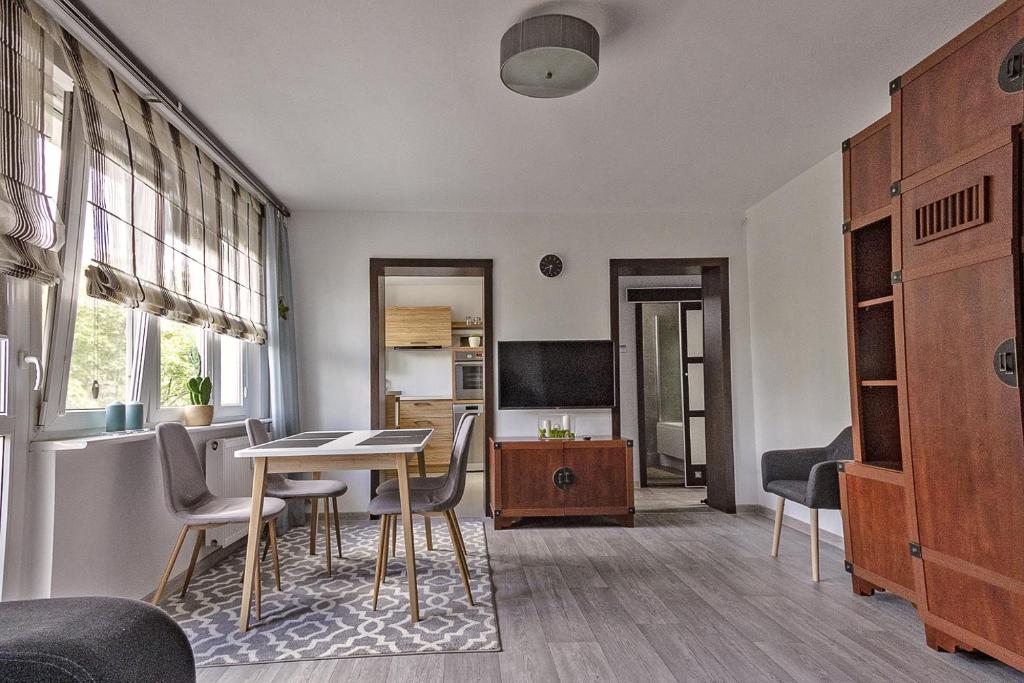 a living room with a table and chairs at Apartament dwupokojowy Poznań- blisko centrum in Poznań