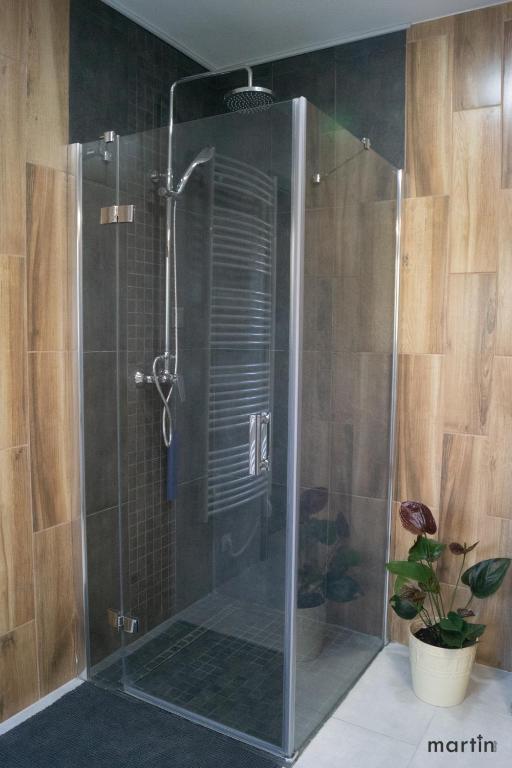 A bathroom at AllOne apartman