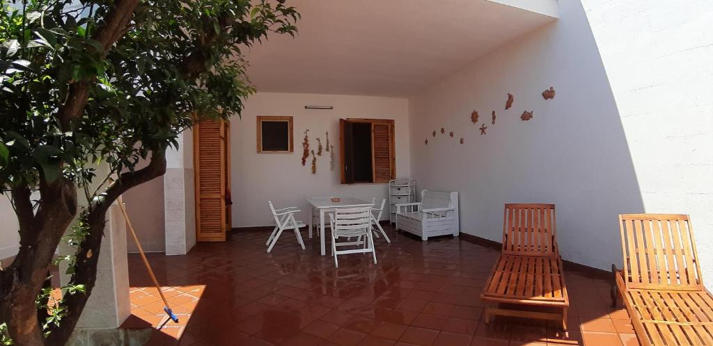 サン・フォカにあるCasanicaのリビングルーム(テーブル、椅子、木付)