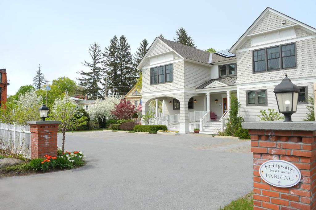 una casa bianca con un vialetto davanti di The Springwater Bed and Breakfast a Saratoga Springs