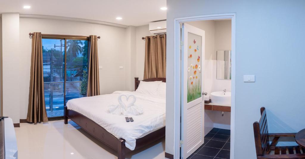 una camera con letto e un bagno con lavandino di HAOHUG MAEKHACHAN a Ban Mae Khachan (1)