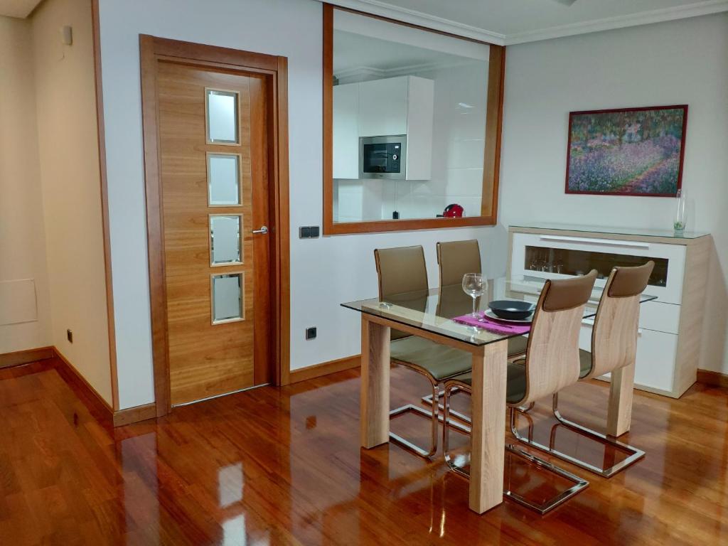 A television and/or entertainment centre at Apartamento Edificio Plaza Gran Vía