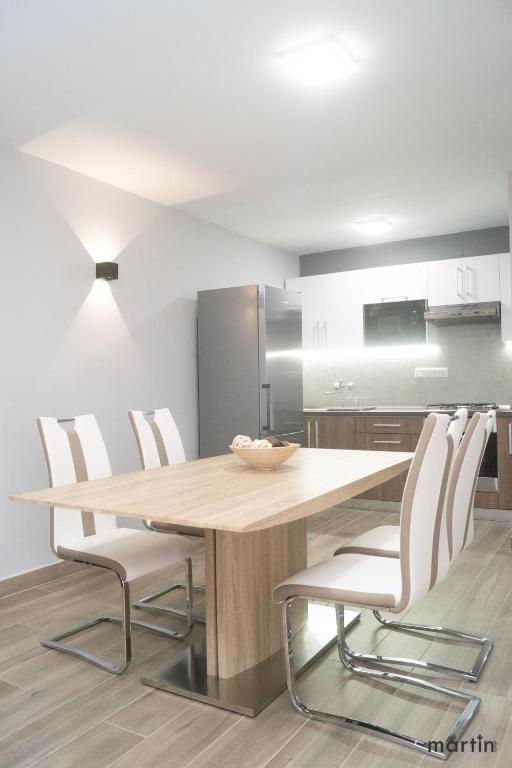 A kitchen or kitchenette at AllOne apartman