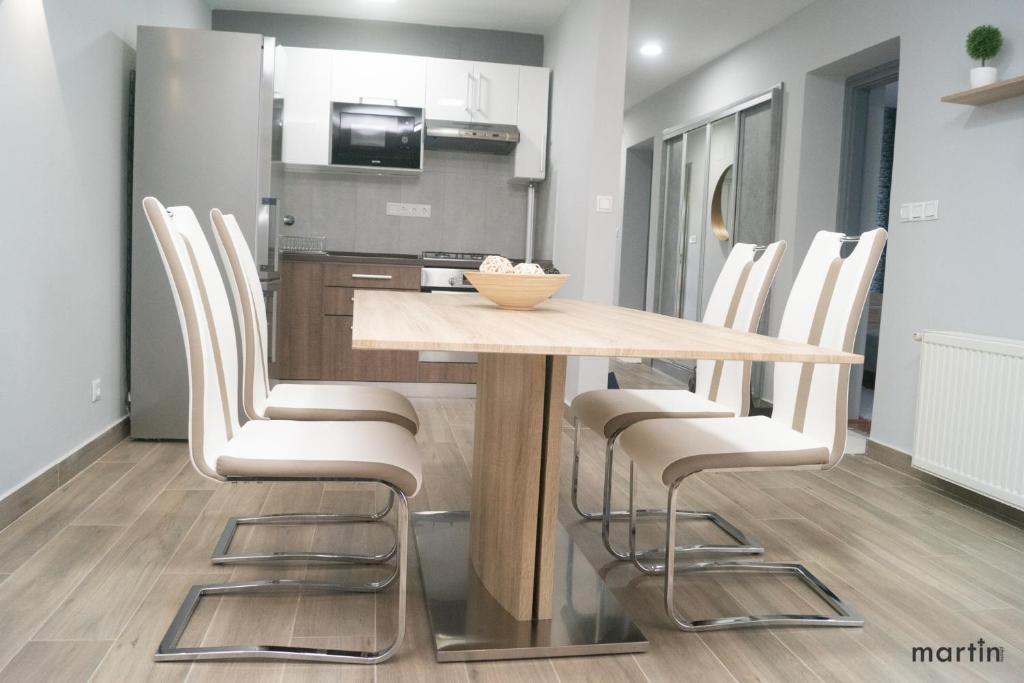 A kitchen or kitchenette at AllOne apartman