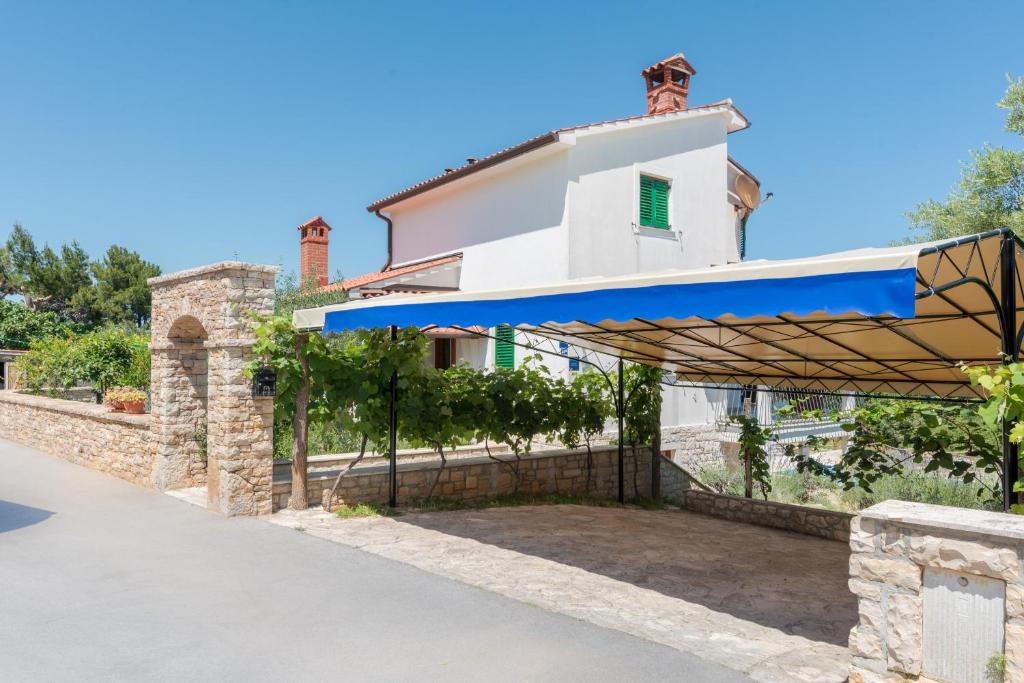 Budova, kde se vila nachází