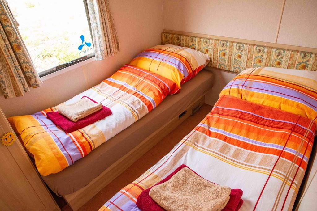 Postel nebo postele na pokoji v ubytování Mobilheimy Camp Dlouhá Míle