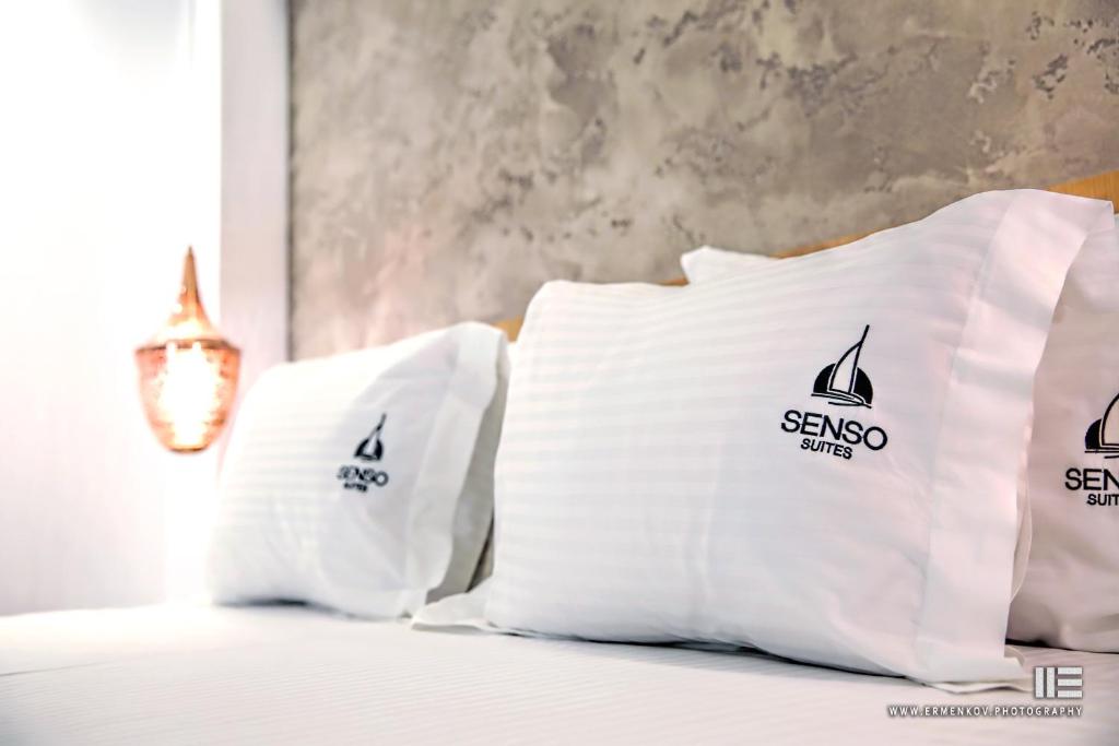 Postel nebo postele na pokoji v ubytování Senso Suites