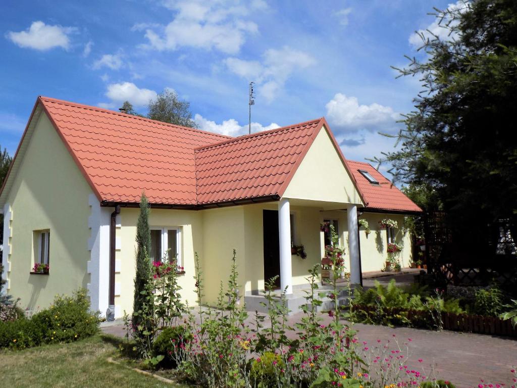 una pequeña casa blanca con techo naranja en Agroturystyka Barycz 46, en Końskie