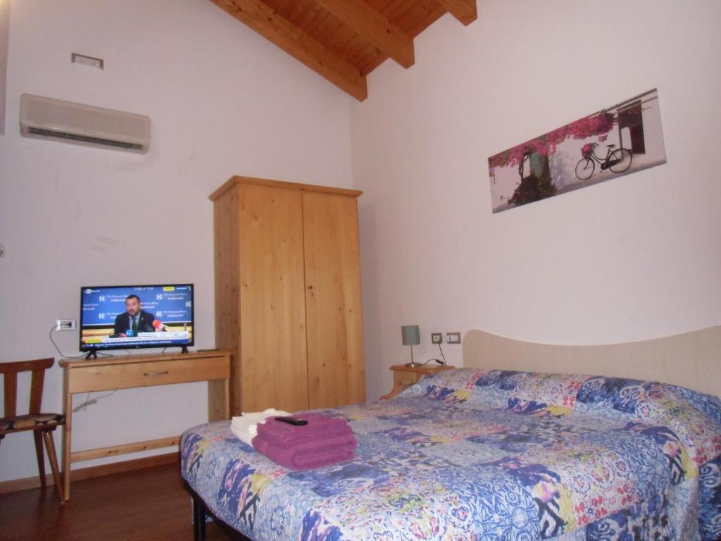 Postel nebo postele na pokoji v ubytování Agriturismo il Podere Vedelago con San Bernardo, Alpaca e una Pentola di cose da scoprire
