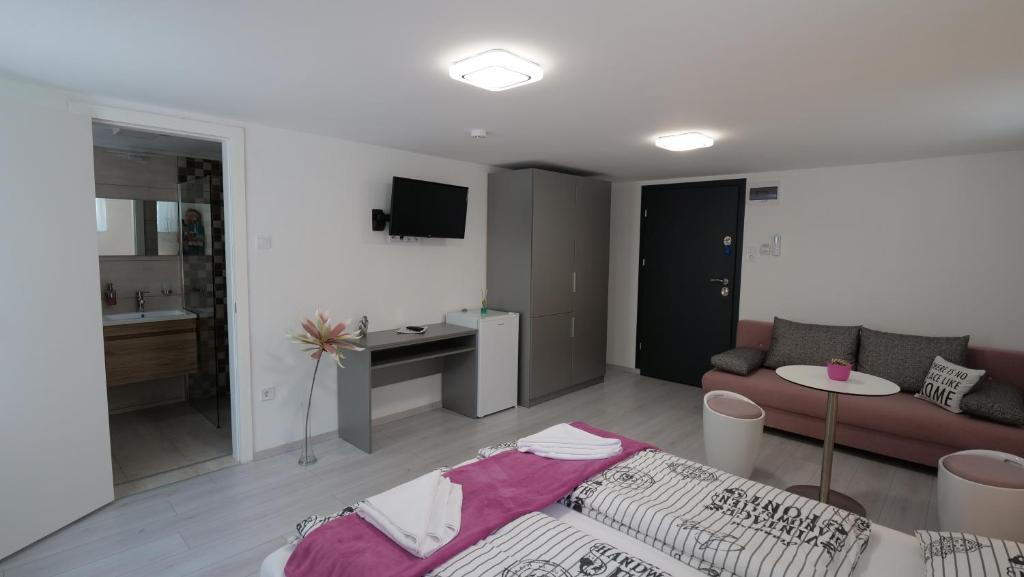 Televízia a/alebo spoločenská miestnosť v ubytovaní Anna Villa Füred Boutique Rooms