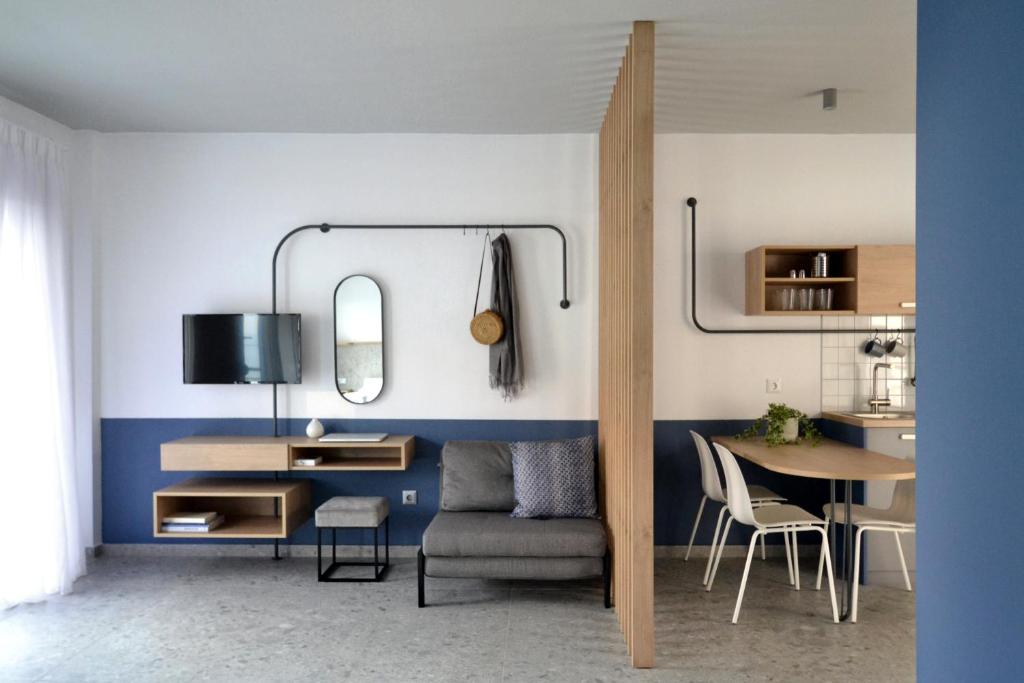sala de estar con silla y mesa en Voula Seaside Apartments, en Kallithea Halkidikis