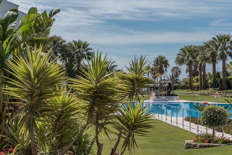 Bazén v ubytování Beach Front apartment in Puerto Banus nebo v jeho okolí