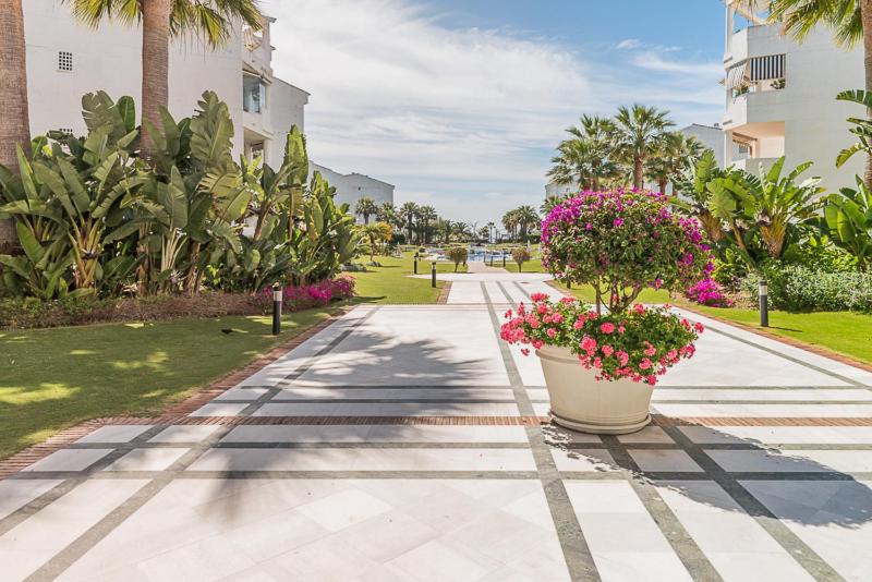 Zahrada ubytování Beach Front apartment in Puerto Banus