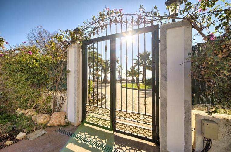 Zahrada ubytování Beach Front apartment in Puerto Banus