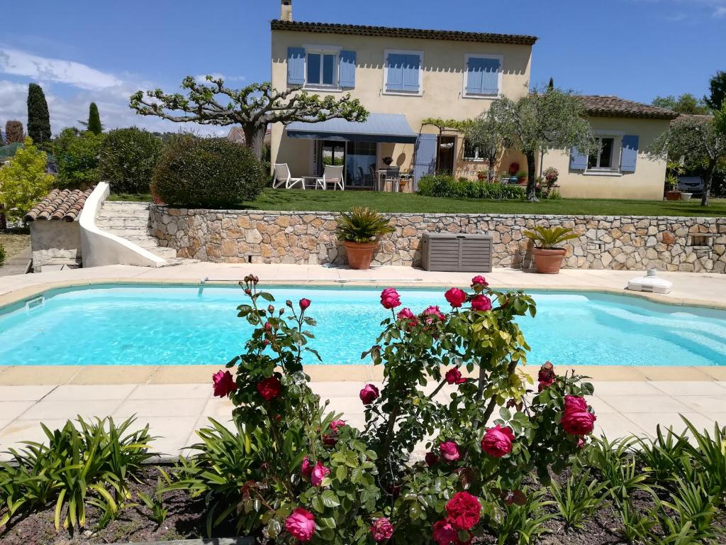 une villa avec piscine et une maison dans l'établissement Jylloue, Villa avec piscine privée à MOUGINS, proche ROYAL MOUGINS GOLF AND SPA, à Mougins