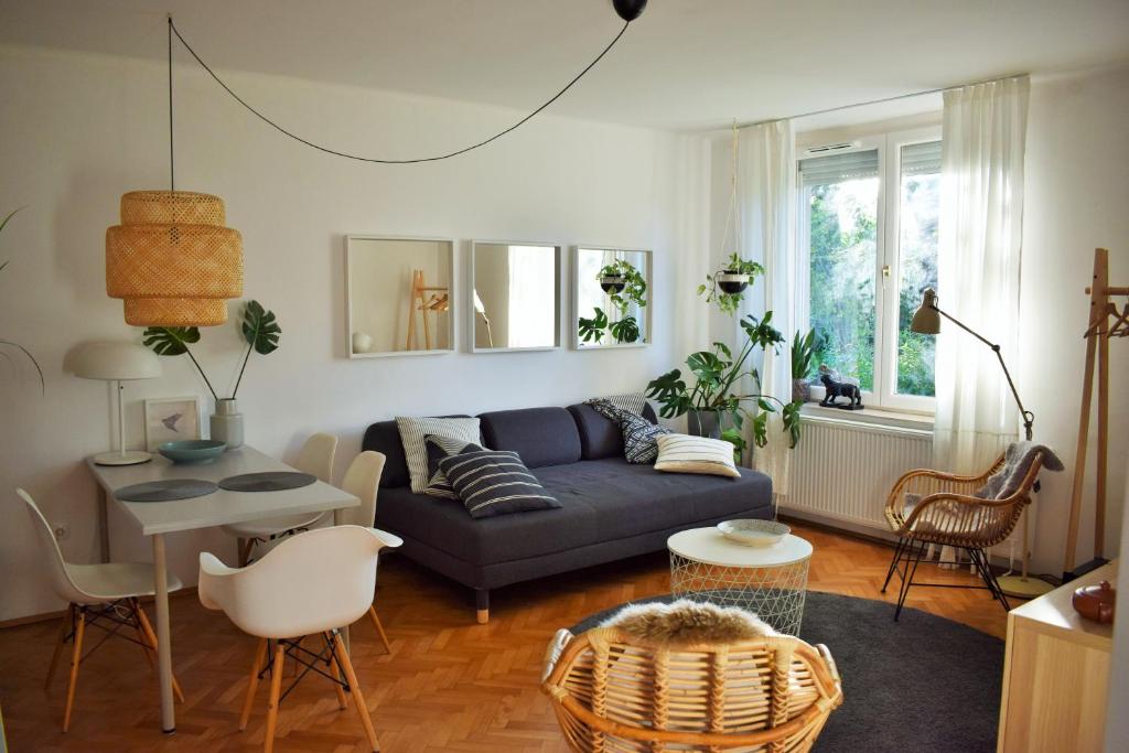 uma sala de estar com um sofá e uma mesa em Gellért Hill Apartment em Budapeste