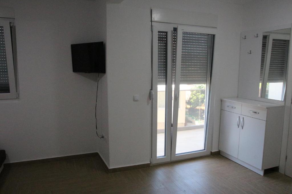 TV a/nebo společenská místnost v ubytování Zigovic Apartmani