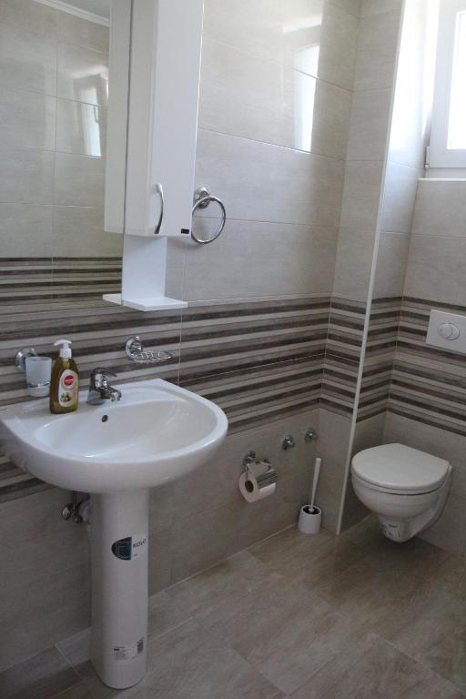Koupelna v ubytování Zigovic Apartmani