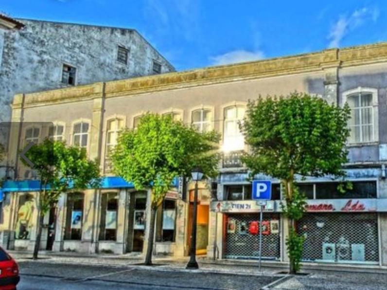 un edificio en una calle con árboles delante en Residencial Moderna, en Figueira da Foz