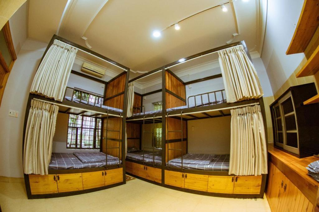 Giường trong phòng chung tại Quang Ngai Hostel