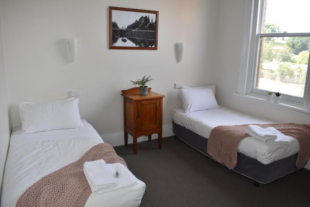 Postel nebo postele na pokoji v ubytování Deloraine Hotel