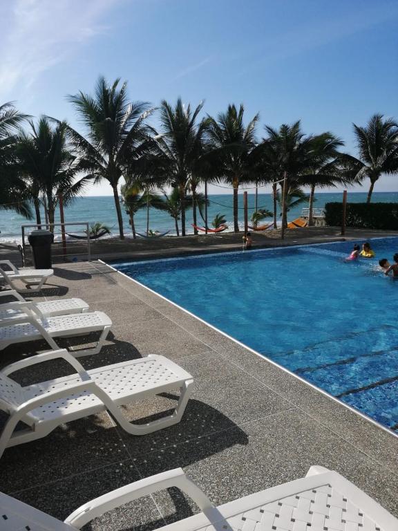 Bazén v ubytování Resort Playa Azul Departamentos frente al mar nebo v jeho okolí