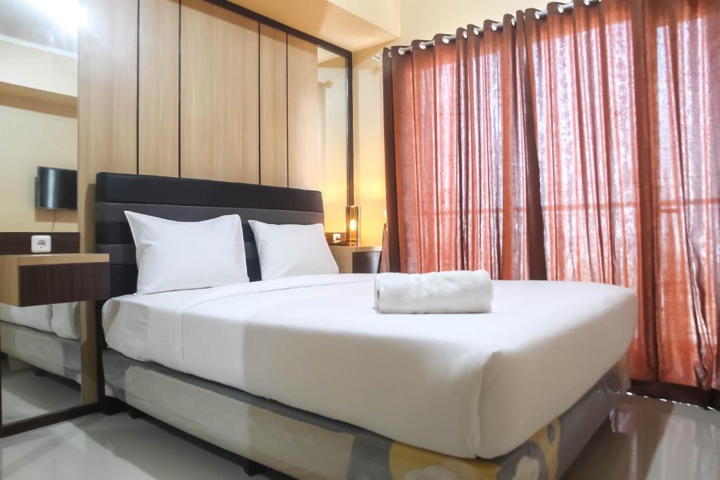 Ένα ή περισσότερα κρεβάτια σε δωμάτιο στο Spacious 1BR at The Oasis Cikarang Apartment By Travelio
